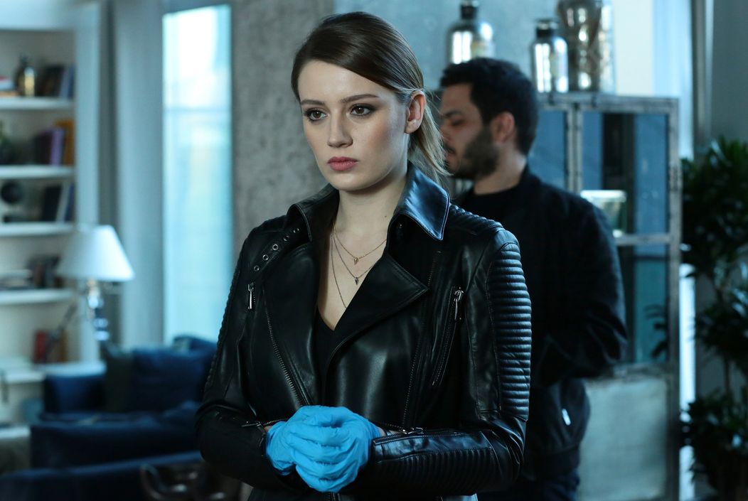 Gizem Karaca ako komisárka Mercan v Nekonečnej láske