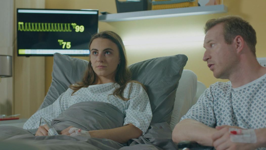 Andrej (Ján Koleník) zistil, že skleróza multiplex Júliinho (Sarah Arató) brata sa nezhoršuje.