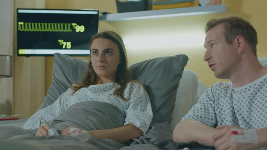 Andrej (Ján Koleník) zistil, že skleróza multiplex Júliinho (Sarah Arató) brata sa nezhoršuje.