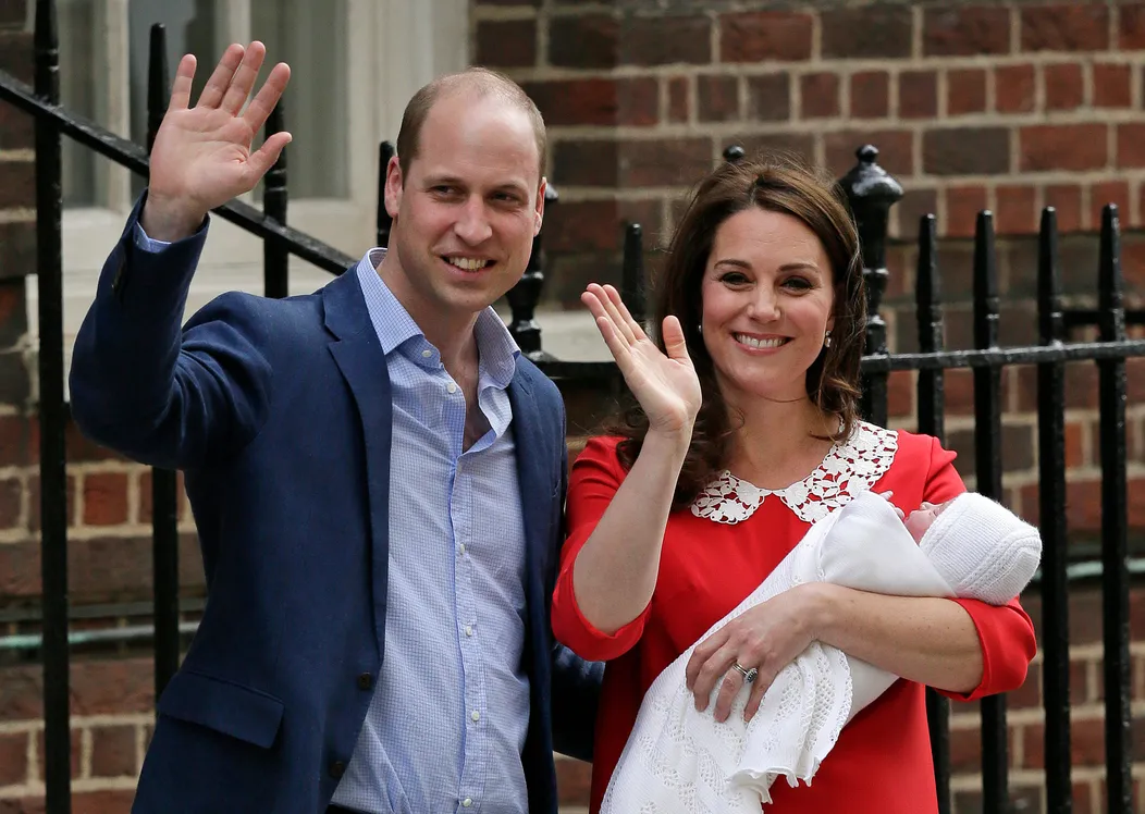 Kate Middleton a princ William predstúpili pred dav v deň pôrodu druhého syna.