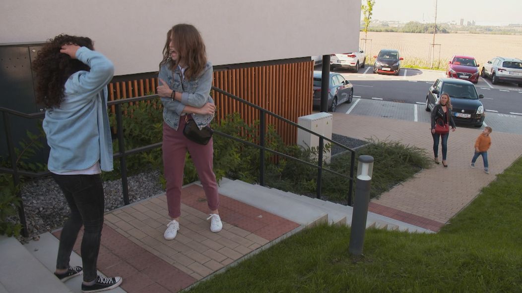  Chodci s ochrannými rúškami kráčajú ulicami Budapešti.