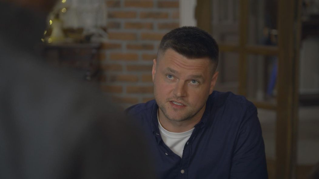 Moderátor Vlado Varecha v seriáli Mama na prenájom