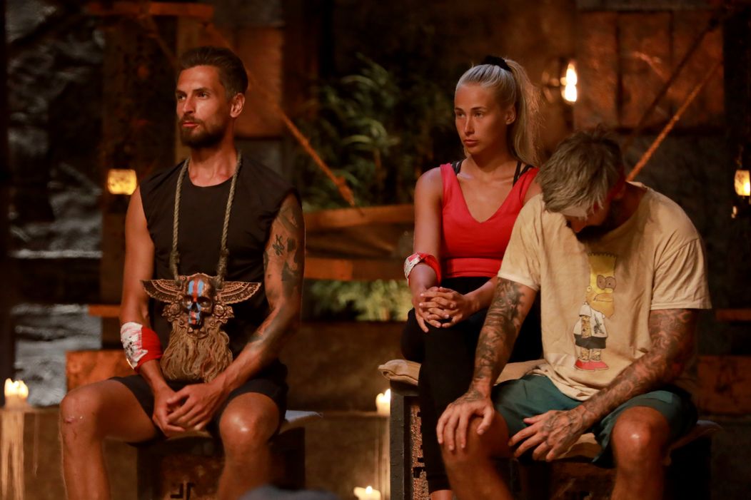 Survivor po desiatej kmeňovej rade a dueli s Andreou opustila Pavlína.