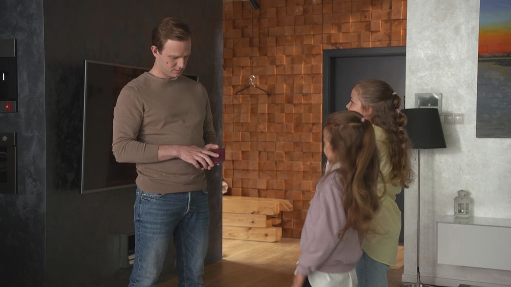 Dievčatá priniesli Norovy cestovné pasy.