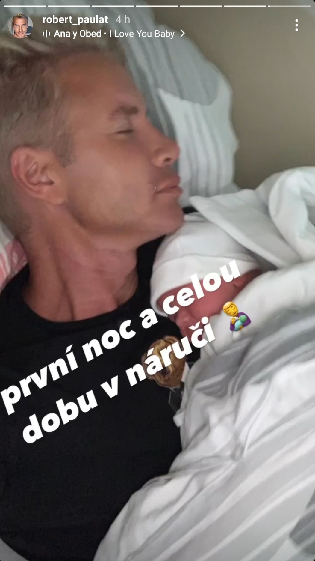 Takto spal Andreas na hrudi svojho otca