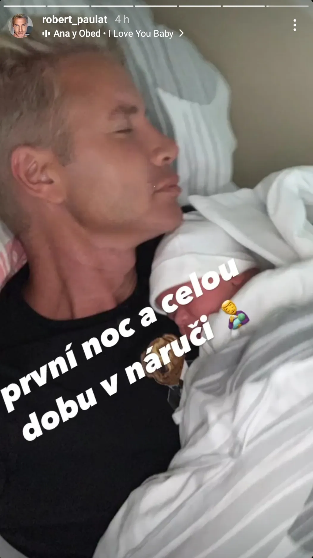 Takto spal Andreas na hrudi svojho otca