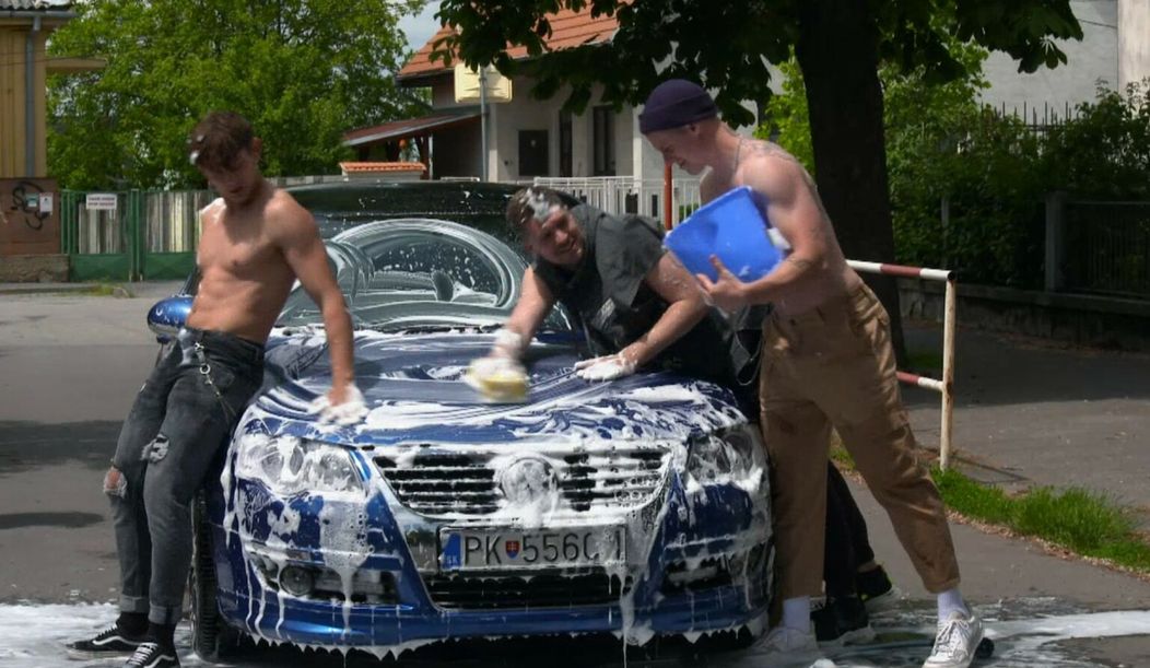 Do umývania auta sa poriadne vložia.