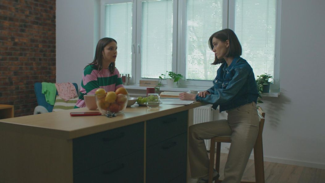 Martina (Adela Dukátová) pracuje ako sekundárka, no v nemocnici tají, že sfalšovala lekársky diplom.