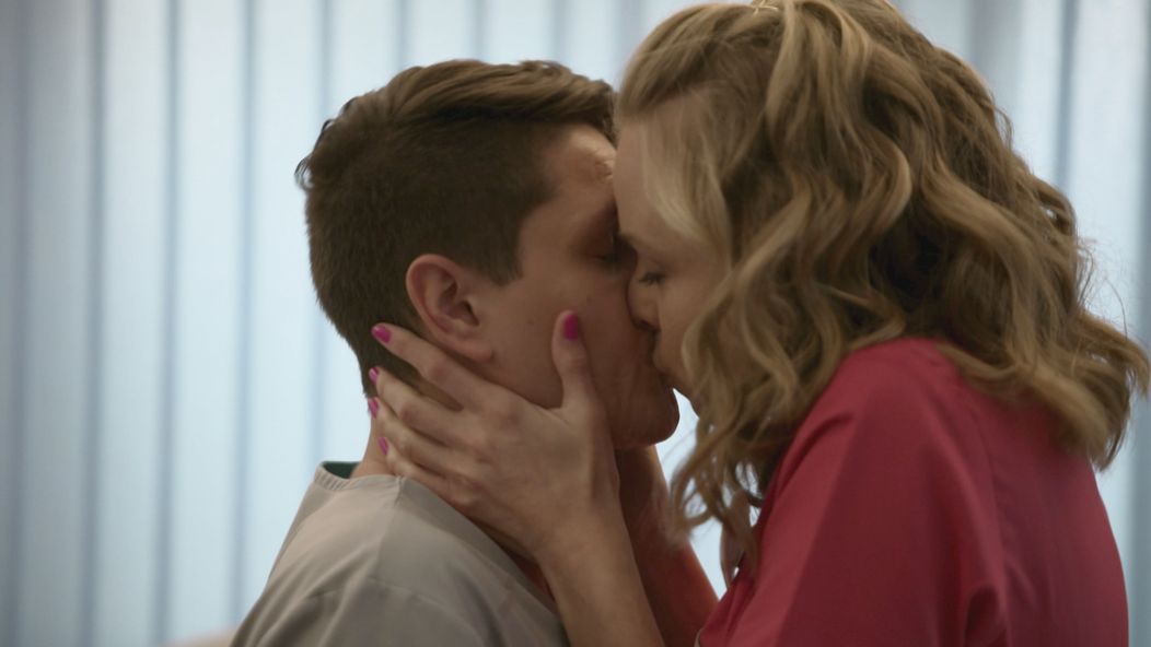 Milan a Monika sa na seba v lekárskej izbe vrhli.