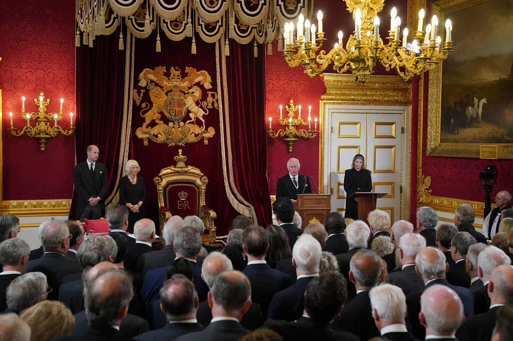 Britský princ William, britská kráľovná manželka Kamila, britský kráľ Karol III. a predsedníčka nástupníckej rady Penny Mordaunt