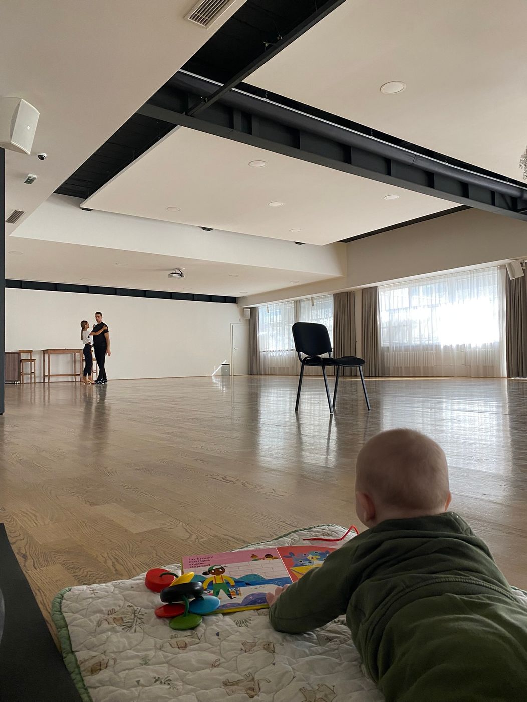 Adama Bardyho na tréningoch podporujú aj manželka Bibi so synčekom Alanom.