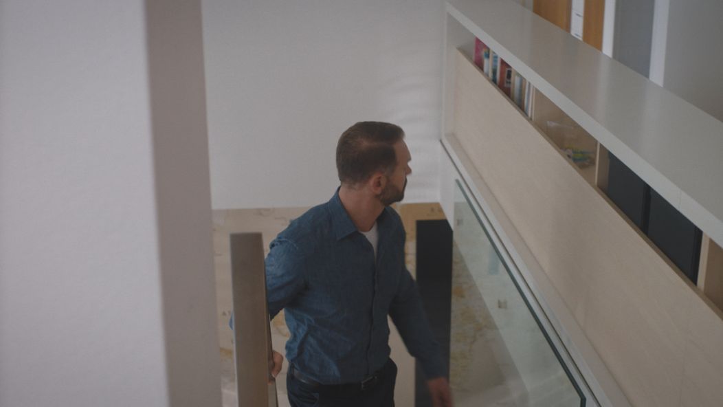 Laura príde do Andrejovho domu bez pozvania.