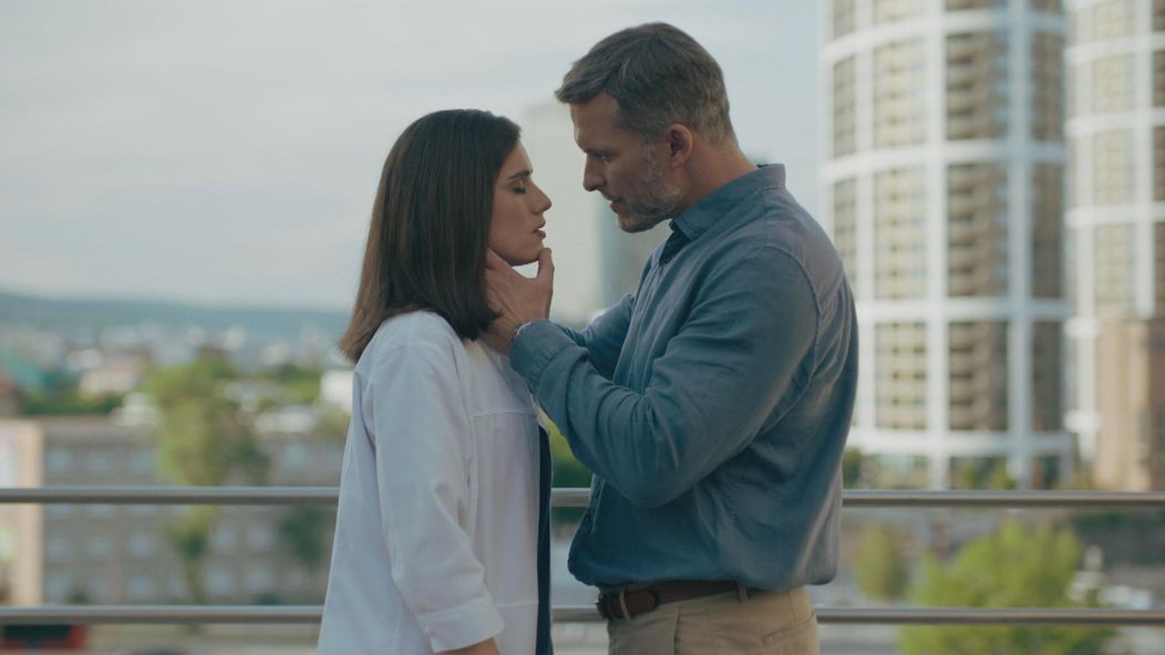 Andrej (Ján Koleník) po nádhernom vyznaní pobozkal Júliu (Sarah Arató).