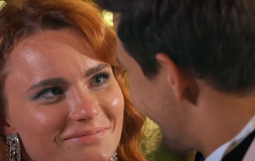 Z vášnivého bozku od Mary stratil Jan reč