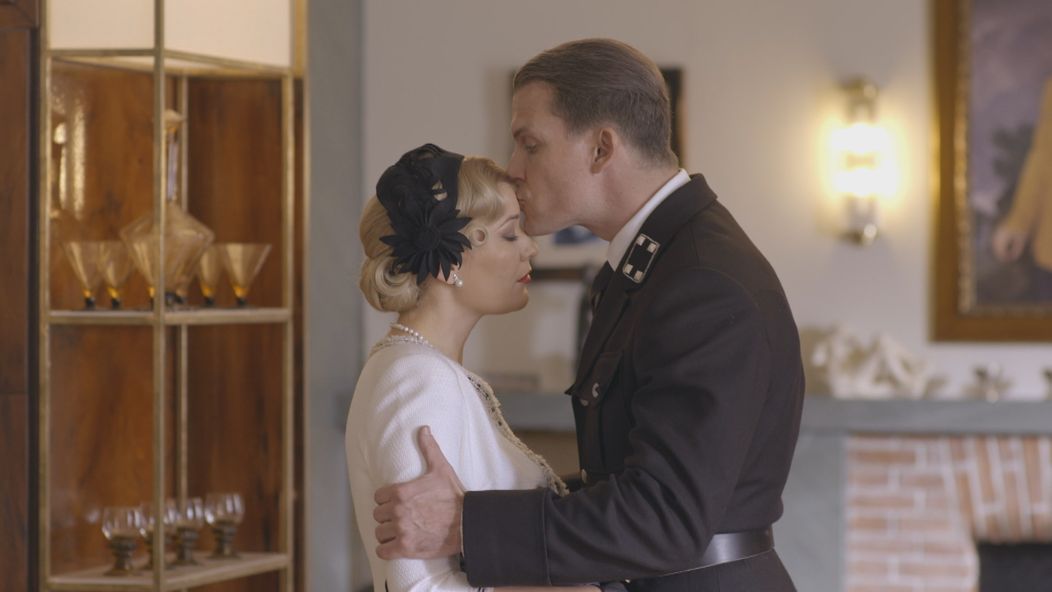 Klaus presvedčí manželku, že nikam nemôže odísť