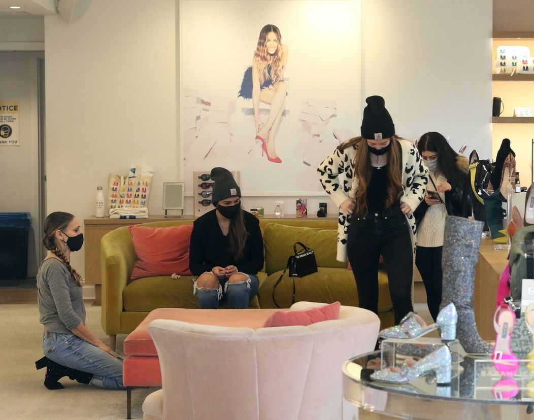 Sarah Jessica Parker obsluhuje vo svojom obchode.