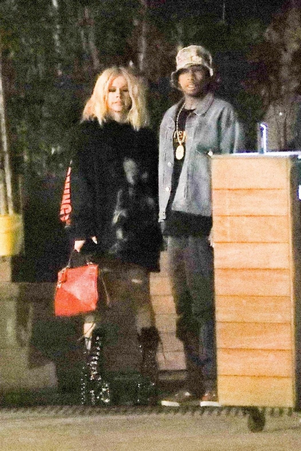 Avril Lavigne a Tyga na paparazzi záberoch