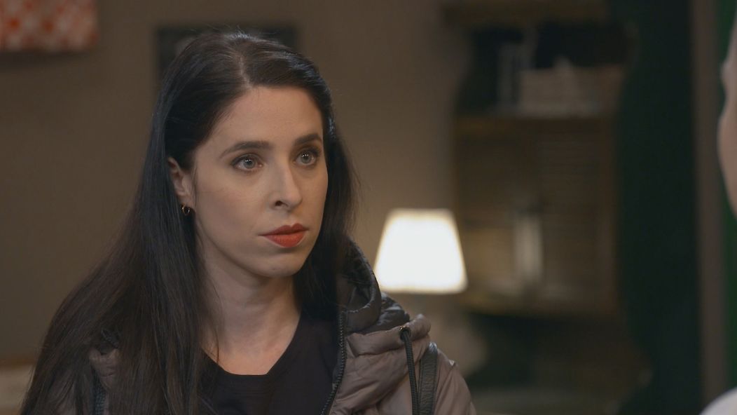 Simča si uvedomuje, že sa všetko zmenilo.