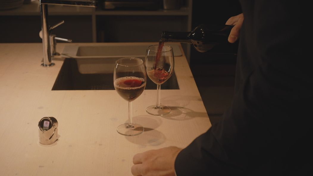 Andrej mal pri nalievaní vína ideálnu príležitosť.