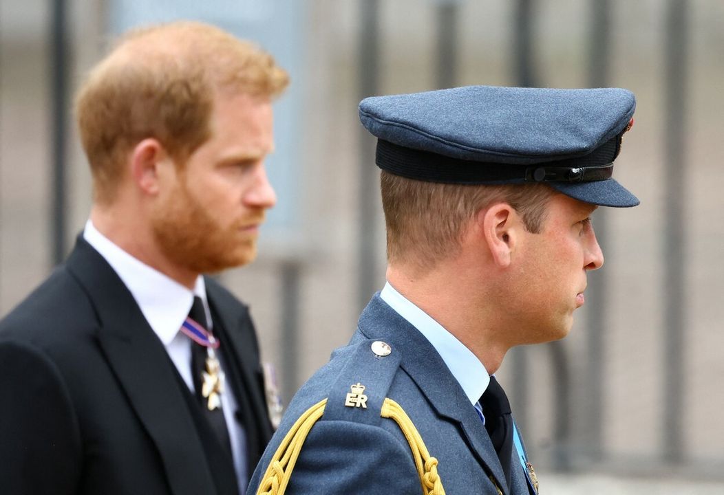 William a Harry sa lúčia s babičkou