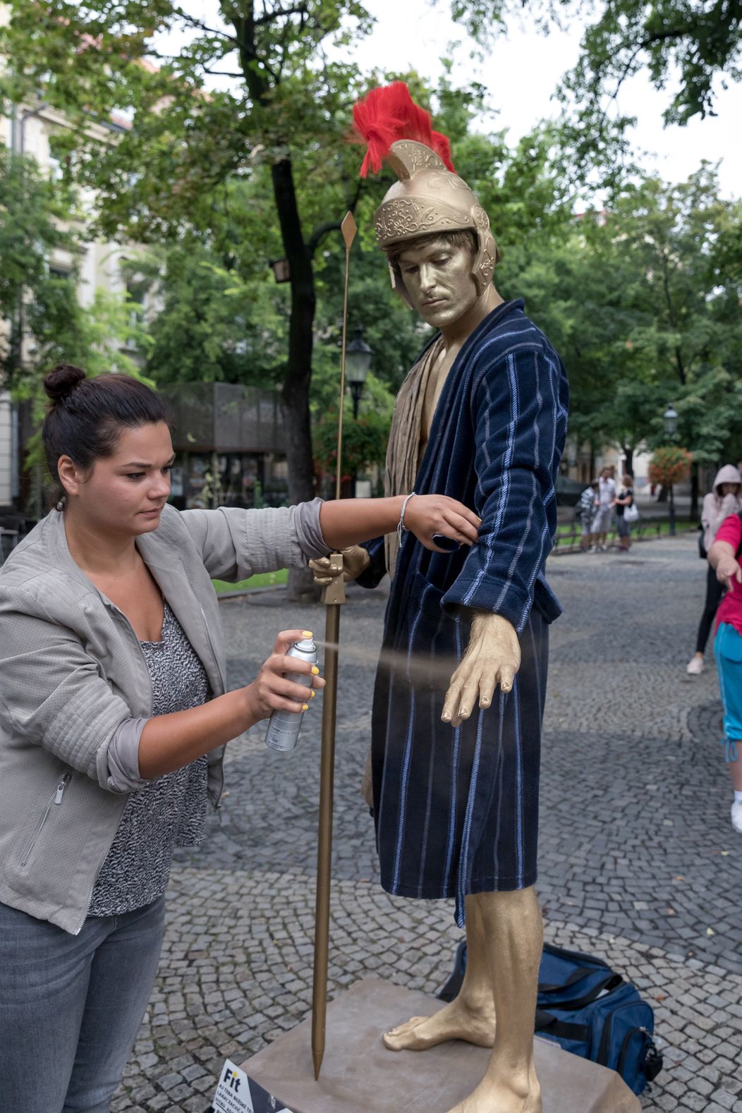 Byť živou sochou si žiada špeciálnu prípravu.