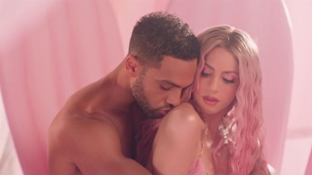 Shakira randí s britským hercom Lucienom Laviscountom