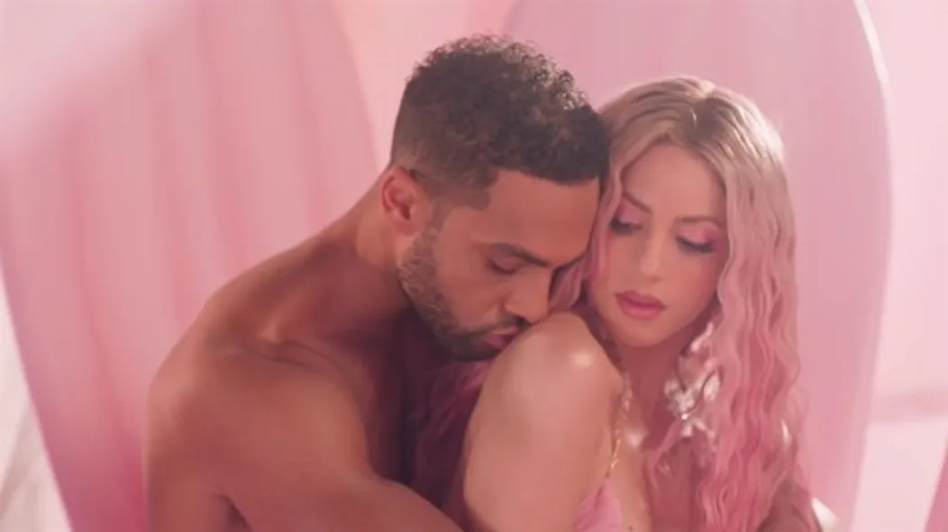 Shakira randí s britským hercom Lucienom Laviscountom