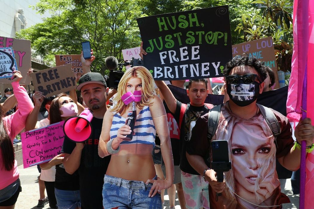 Fanúšikovia Britney Spears pred losangelským súdom (23. jún 2021)
