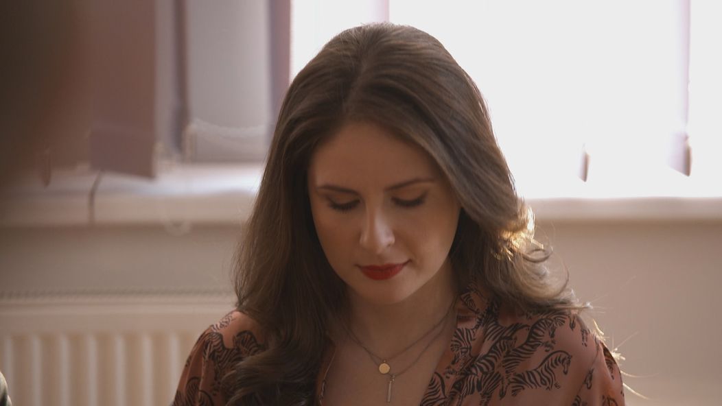 Gréta a Noro na rozvodovom pojednávaní.