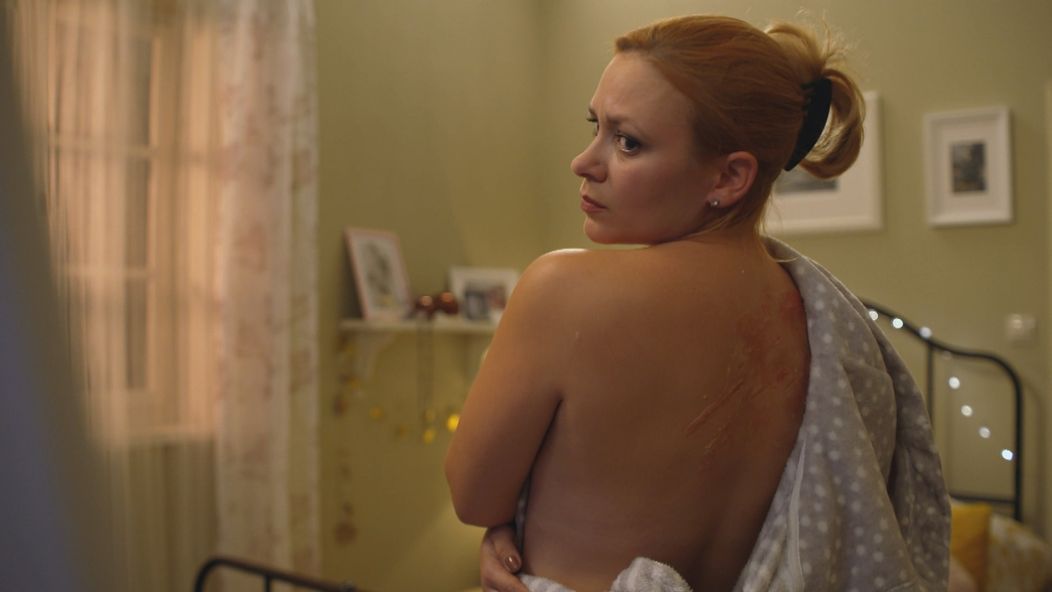 Beáta (Kamila Heribanová) skrýva ood oblečením tajomstvo.