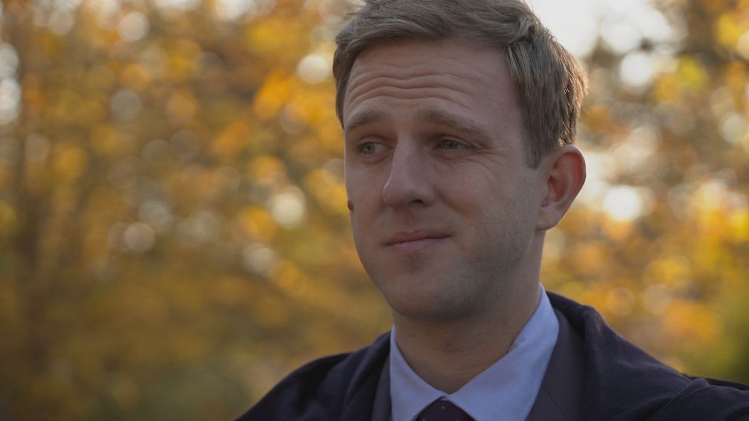 Noro pred ňou hrá ublíženého manžela dokonale.