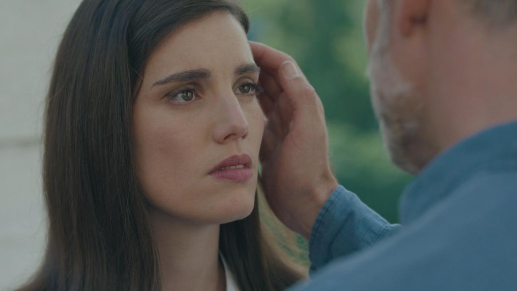 Andrej (Ján Koleník) po nádhernom vyznaní pobozkal Júliu (Sarah Arató).