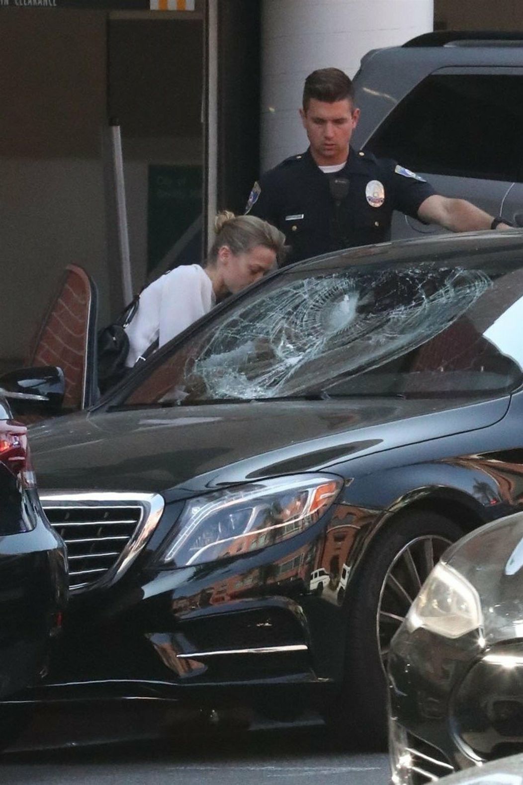 Hollywoodska hviezda v šoku. Šialenec zaútočil na auto a zranil jej malého synčeka
