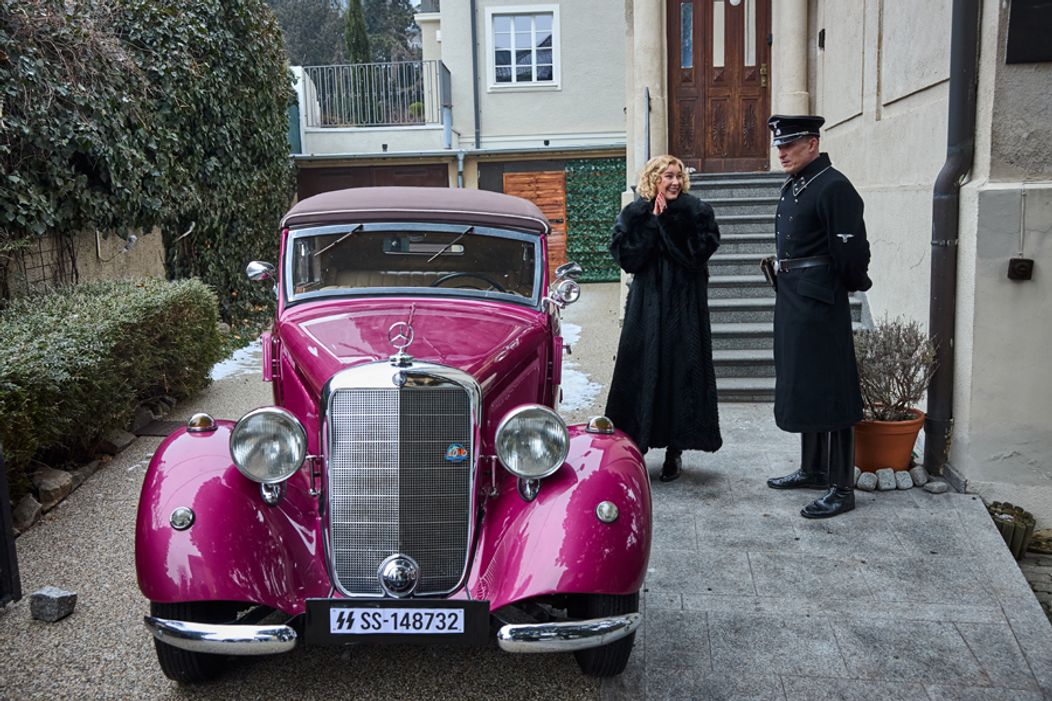 Helga dostala od Waltera ružový Mercedes.