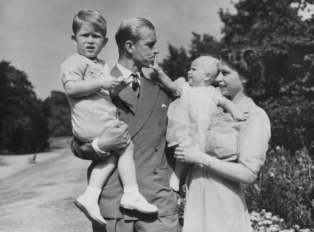 Na archívnej snímke kráľovná Alžbeta II. a princ Philip s deťmi - princom Charlesom a princeznou Anne