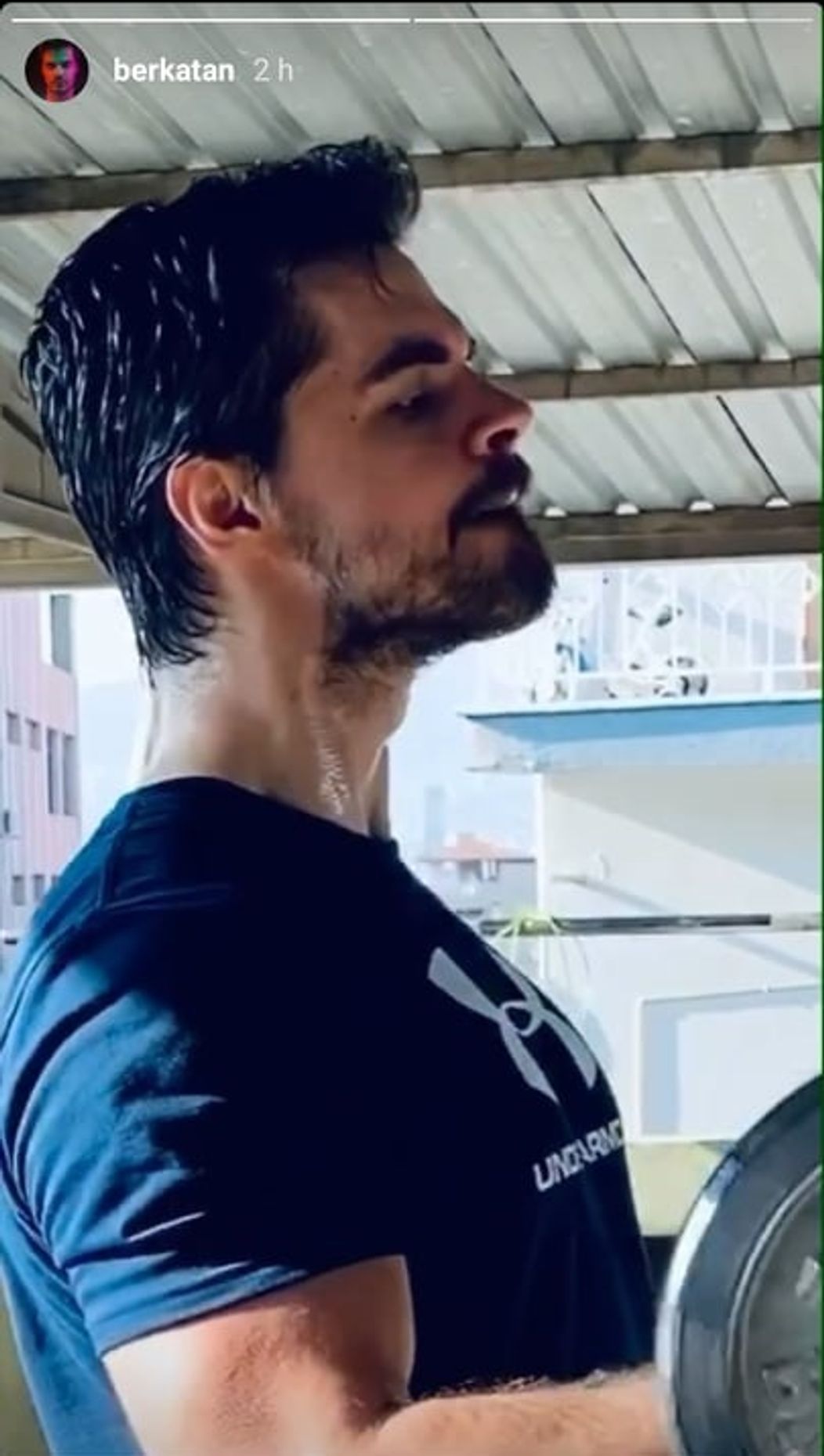 Berk Atan pri domácom posilňovaní