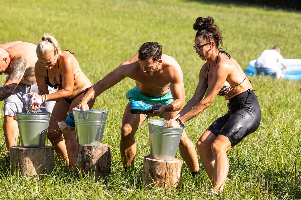 Farmári sa pri hre o odmenu schladili v bazéne, Timo mohol nakupovať