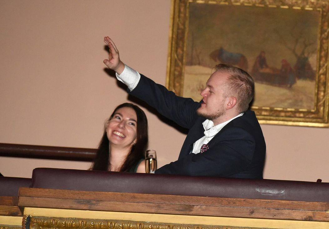 Artur Štaidl s priateľkou si užili premiéru pokračovania minisérie Iveta z balkóna