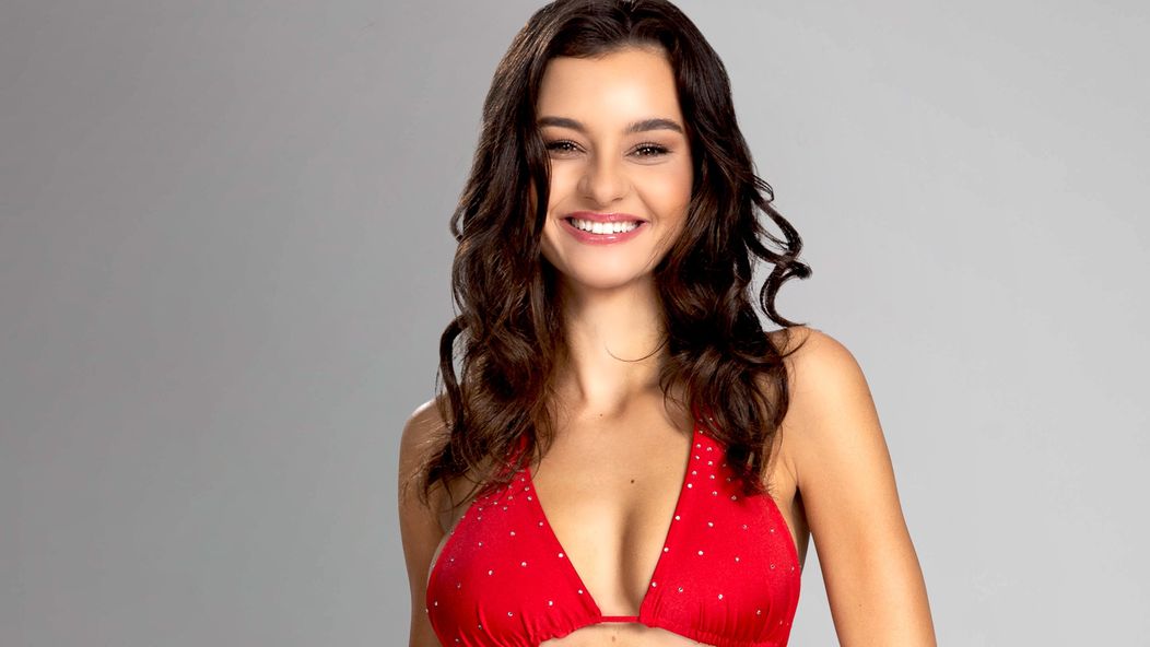 Julie v Love Islande (cropped)