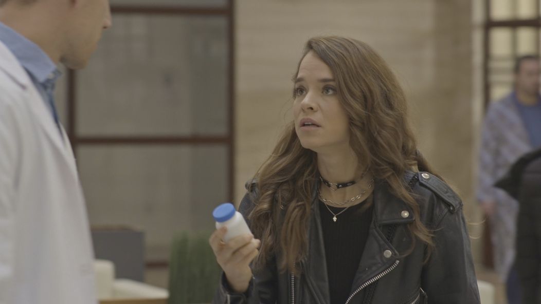 Laura začne Šimona vydierať.