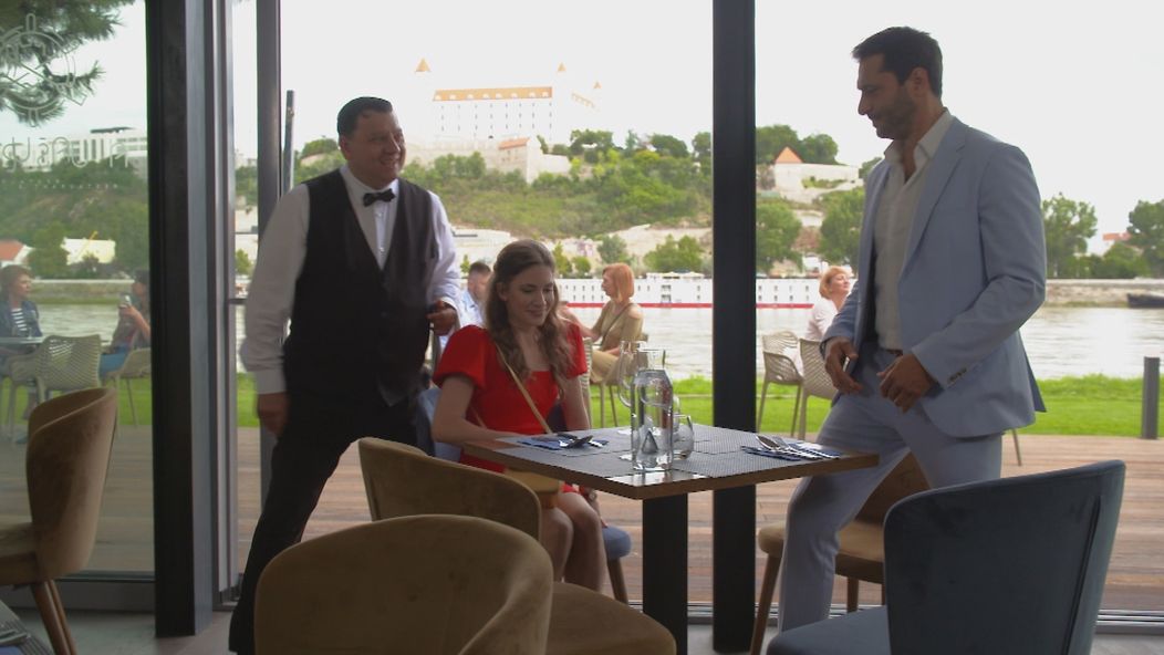 Dvojica sa vyberie do krásnej reštaurácie.