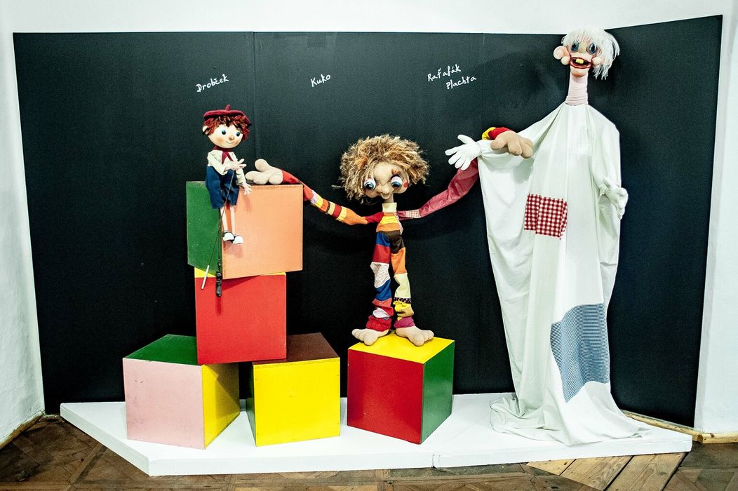 Na snímke sú bábky z televíznych relácii zľava Drobček (MATELKO), Kuko (Poďte s nami) a Raťafák Plachta (Slniečko)  v expozícii 