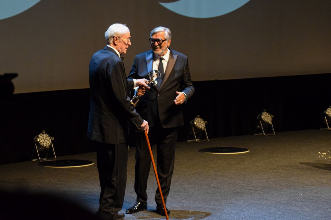 Sir Michael Caine si na 55. ročníku MFF KV prevzal Krištáľový glóbus za mimoriadny umelecký prínos do svetovej kinematografie