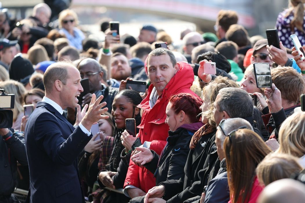 Kráľ a princ prekvapili dav ľudí.