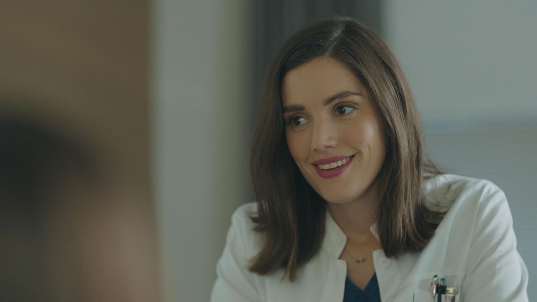 Andrej (Ján Koleník) zistil, že skleróza multiplex Júliinho (Sarah Arató) brata sa nezhoršuje.