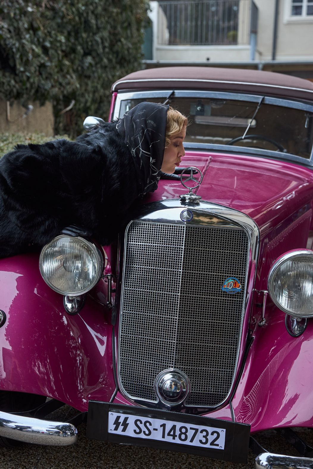 Helga dostala od Waltera ružový Mercedes.