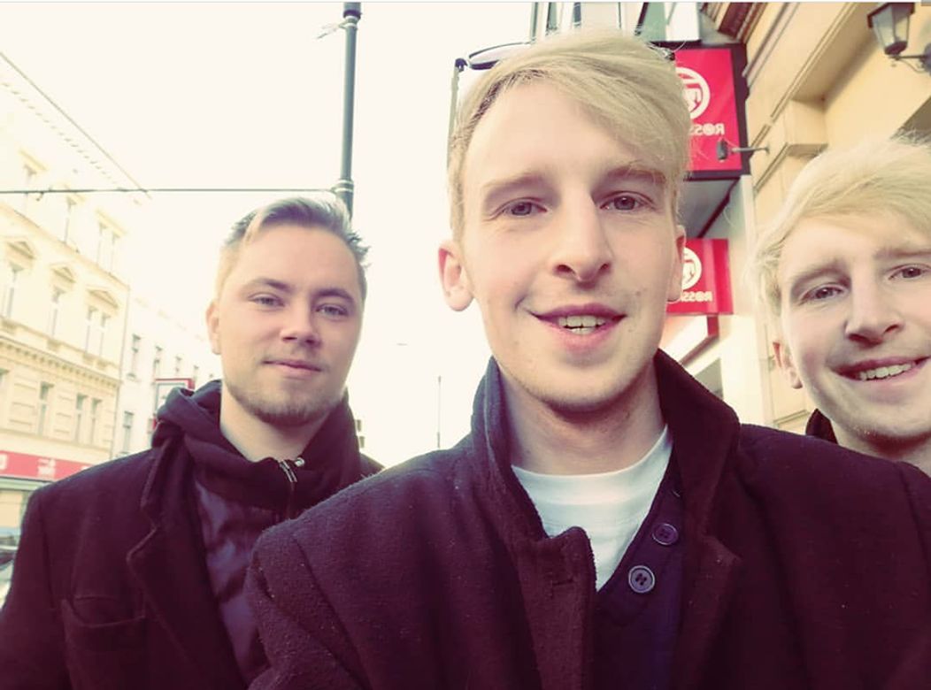 Aké vzťahy panujú v zákulisí?