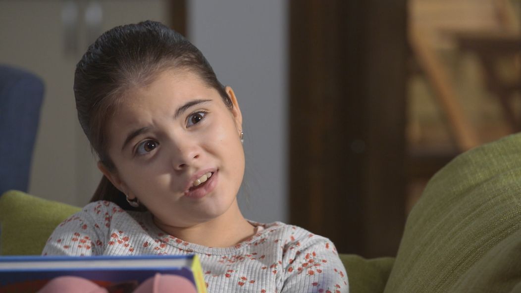 Policajti stoja na mieste predpokladaného "teroristického" útoku vo švédskom meste Vetlanda.