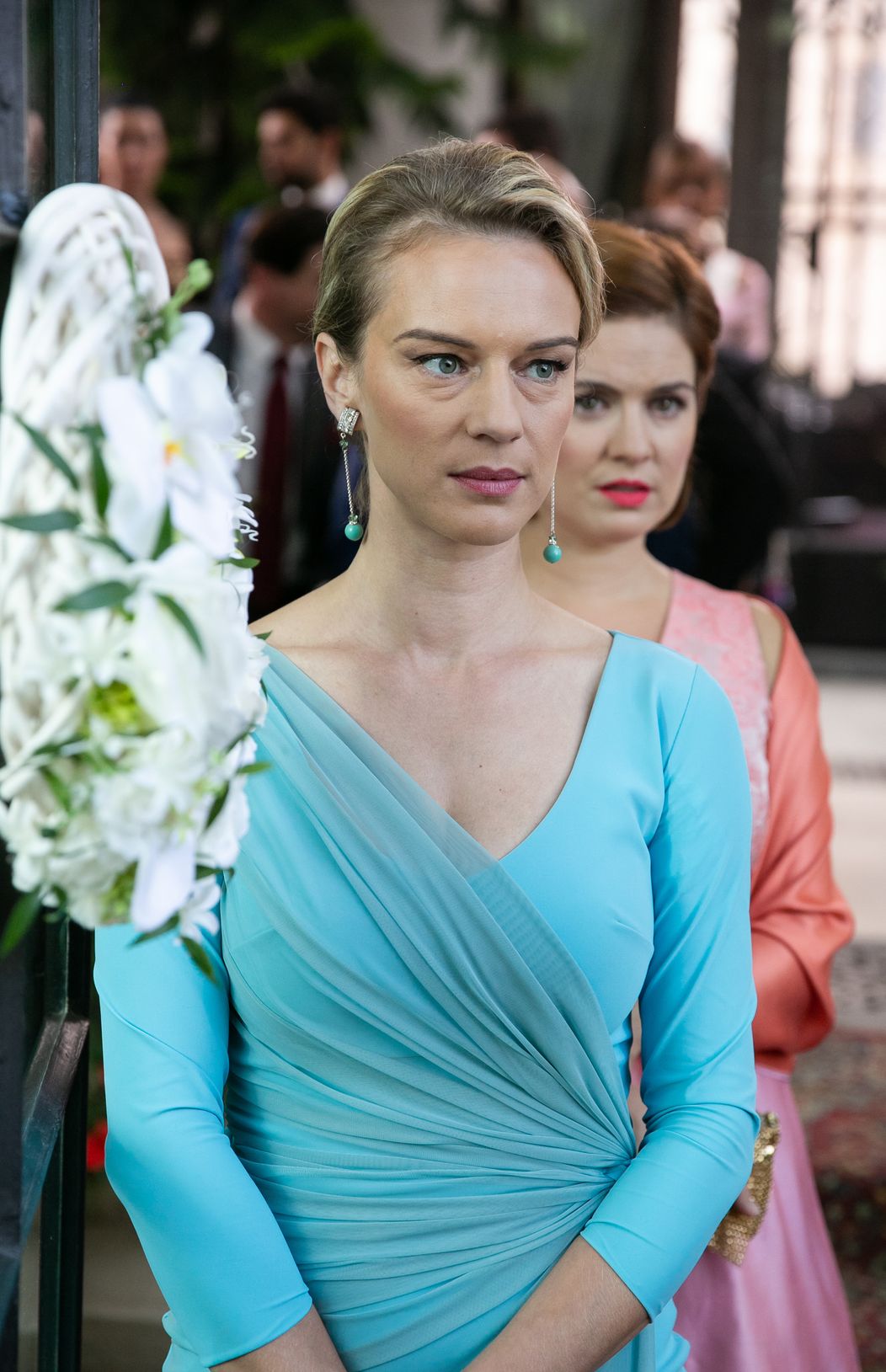 Antónia Lišková a Zuzka Norisová ako Kristína a Miša na Sandrinej svadbe