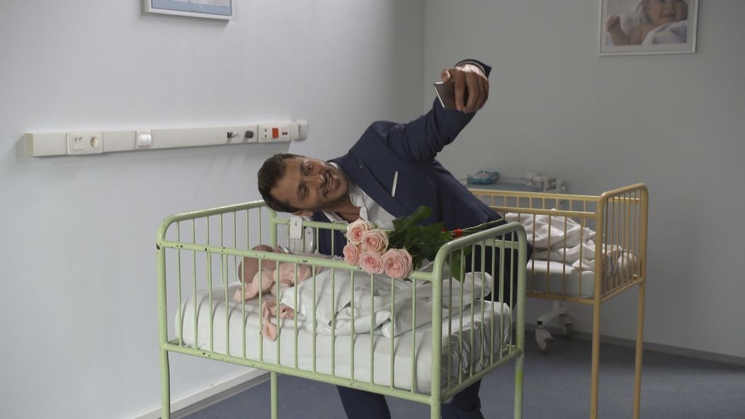 Romana a Nikča pred zrkadlom